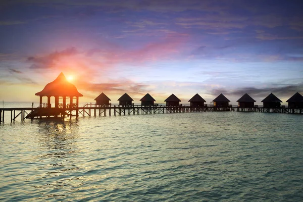 Cabaña Silueta Sobre Agua Mar Tranquila Transparente Una Puesta Sol — Foto de Stock