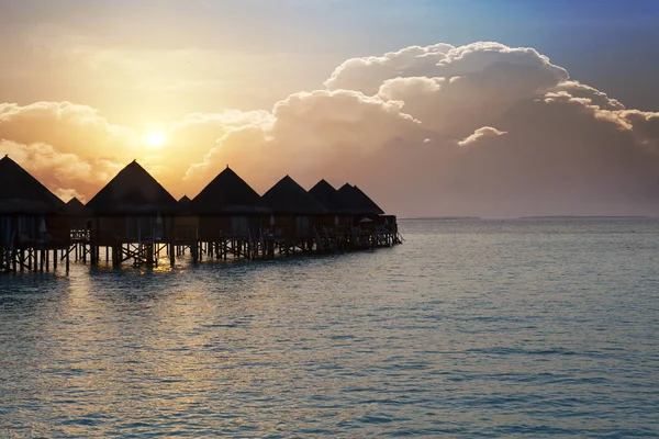 Silhouette Hut Över Transparent Lugnt Havet Bevattnar Solnedgång Maldiverna — Stockfoto