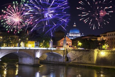 Kutlama havai fişek üzerinden Sant' Angelo Köprüsü. Tiber Nehri'nin. Roma. İtalya