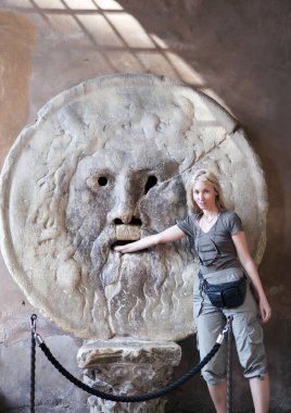 İtalya. Roma. Kadın turist el trut ağzına koyar.