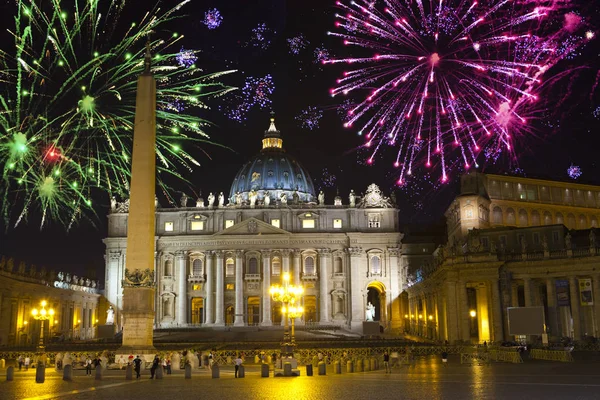 Ватикан Праздничный Фейерверк Над Площадью Святого Петра — стоковое фото