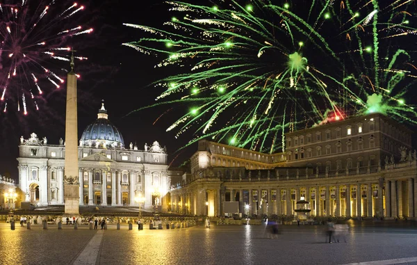 Vatikanen Festliga Fyrverkeri Över Peter Square Rome Italien — Stockfoto