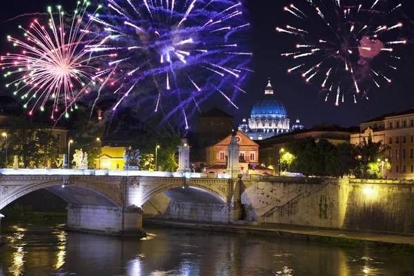 Festliga Fyrverkeri Över Sant Angelo Bridge Floden Tibern Rome Italien — Stockfoto