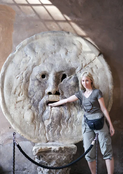 Italien Rome Kvinna Turist Sätter Handen För Munnen Trut — Stockfoto