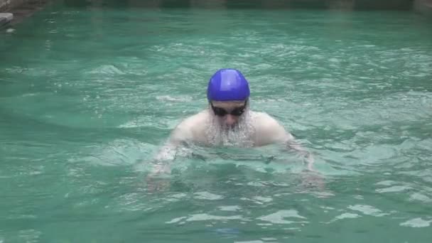 Der Junge Sportler Schwimmt Pool Einen Brustschlag Auf Die Kamera — Stockvideo