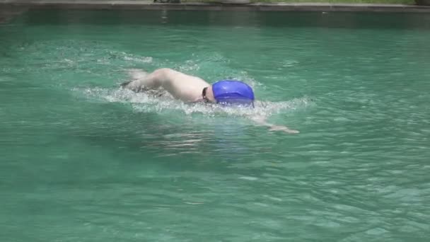 Genç Spor Adamı Havuza Kameranın Slow Hareket Meme Inme Yüzer — Stok video