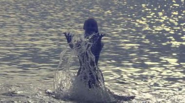 Deniz ve su sıçramalarına su hands.slow hareket durmak genç ince mutlu kadın silüeti