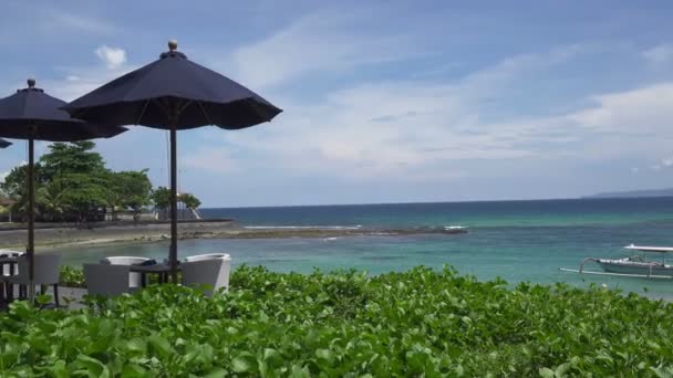在阳光明媚的日子里 热带海洋度假村 海滩和小船 — 图库视频影像