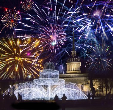 cinnet üzerinden Çeşme Bahriye önünde kare New Year's Eve üzerinde yangınlar. St. Petersburg. Rusya ve Noel havai fişek