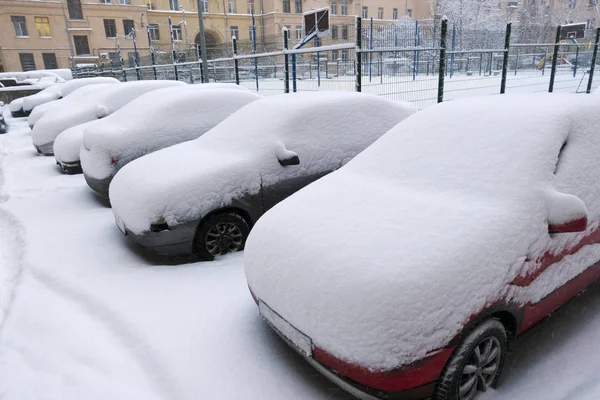 Αυτοκίνητα Κάτω Από Χιόνι Στην Αυλή Πόλη — Φωτογραφία Αρχείου
