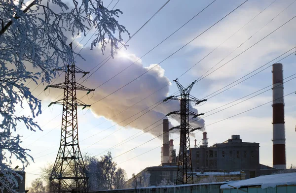 Trubka Kouřem Linie Přenosu Elektrické Energie Pozadí Zasněžené Město — Stock fotografie