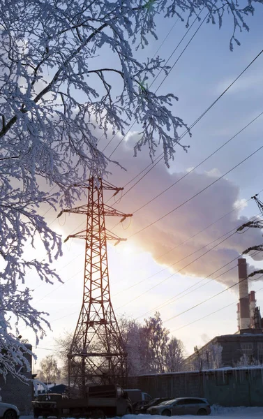 Trubka Kouřem Linie Přenosu Elektrické Energie Pozadí Zasněžené Město — Stock fotografie