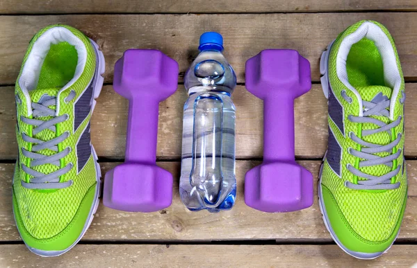 Sport Sneakers Halters Drinkwater Een Houten Achtergrond — Stockfoto