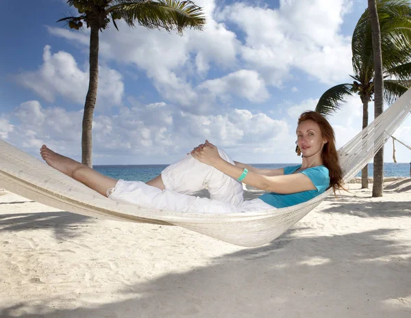 Bella Giovane Donna Amaca Sulla Spiaggia Sullo Sfondo Palme Mare — Foto Stock