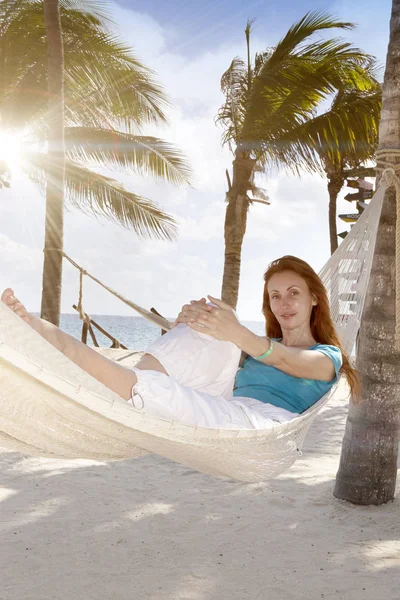 Vacker Ung Kvinna Hängmatta Stranden Bakgrund Palmer Och Havet — Stockfoto