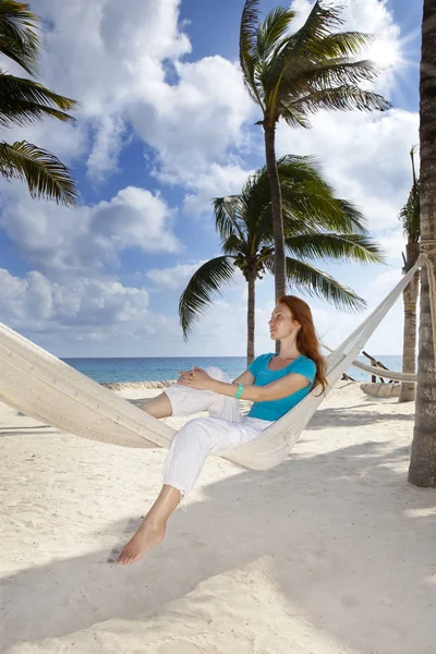 Hermosa Mujer Joven Una Hamaca Playa Fondo Palmeras Mar — Foto de Stock