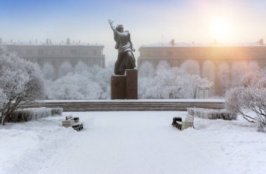 Anıt için kahramanca Komsomol - bronz heykel Kızıl Ordu gencin Rusya'nın St. Petersburg kentinde düşen kar altında.