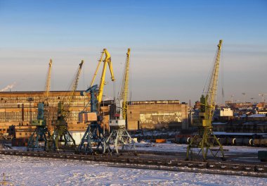 St. Petersburg seaport buz kaplı Finlandiya Körfezi üzerinden görüntüleyin. Rusya