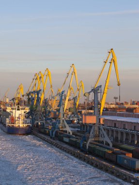 St. Petersburg seaport buz kaplı Finlandiya Körfezi üzerinden görüntüleyin. Rusya