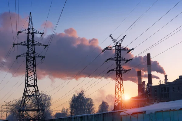 Endüstriyel Manzara Günbatımı Güç Hattı Duman Boruları Birleşik Isı Enerji — Stok fotoğraf