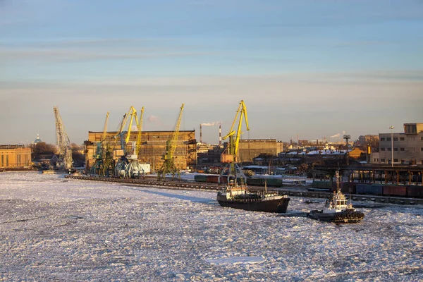 サンクトペテルブルク港の氷で覆われているフィンランド湾からの眺め ロシア — ストック写真