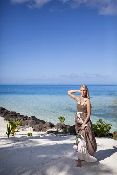 Young Woman Long Sundress Tropical Beach Polynesia — Stock Photo, Image