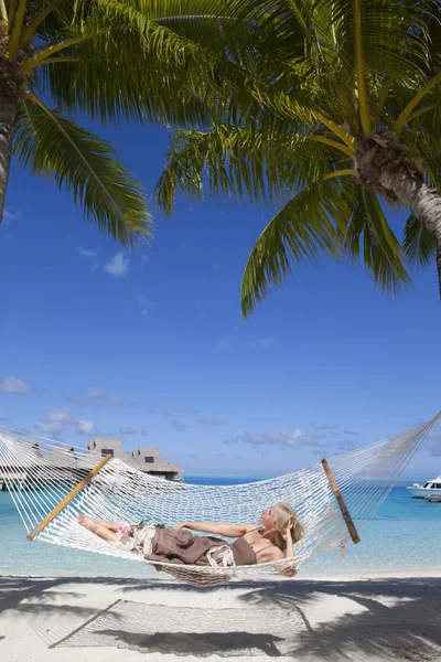 Mooie Vrouw Een Lange Sundress Een Hangmat Een Zee Achtergrond — Stockfoto