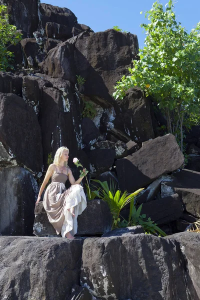 Die Frau Einem Langen Kleid Auf Schwarzen Steinen Polynesien — Stockfoto