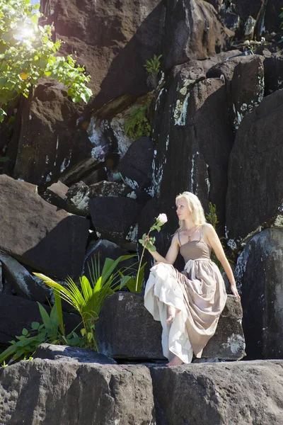 Vrouw Een Lange Jurk Zwarte Stenen Polynesië — Stockfoto