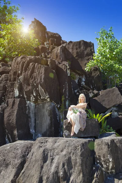 Die Frau Einem Langen Kleid Auf Schwarzen Steinen Polynesien — Stockfoto