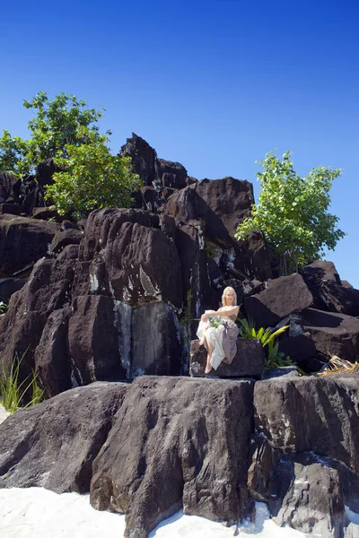 Die Frau Einem Langen Kleid Auf Schwarzen Steinen Polynesien — Stockfoto