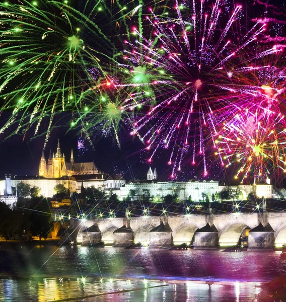 捷克布拉格查尔斯大桥上的节日烟花 — 图库照片