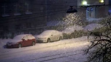 Yeni yıl. Süslü Noel ağacı pencere cam yansıtılır. Gece kar yağışı ile şehirde bir sokak lambası yaktı