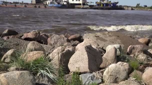 Il villaggio di pescatori sulla riva del Mare del Nord, vecchie barche di pescatori e case di legno, Russia, Golfo di Finlandia — Video Stock