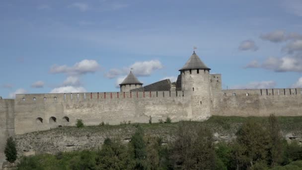 Bela paisagem urbana, atração turística medieval na fronteira russa com a Estônia, fortaleza de Ivangorod nas margens do rio Narva, horizonte de céu nublado — Vídeo de Stock