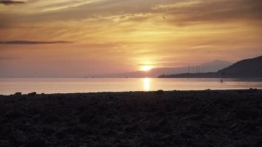 Sunrise sabahın erken saatlerinde tropikal Pemuteran Bali beach, Endonezya, küçük 4k yüksek çözünürlük