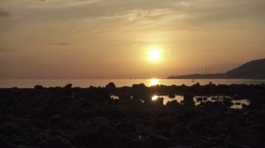 Sunrise sabahın erken saatlerinde tropikal Pemuteran Bali beach, Endonezya, küçük 4k yüksek çözünürlük