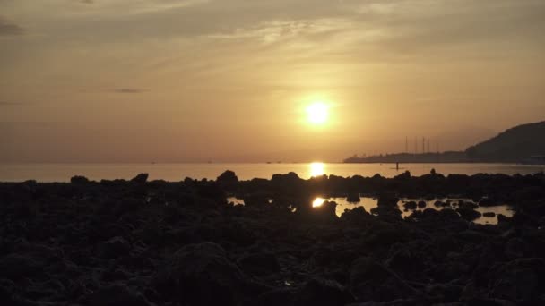 Nascer do sol de manhã cedo na praia tropical de Pemuteran Bali, Indonésia, Clipe 4k de alta resolução — Vídeo de Stock