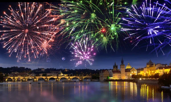 在捷克布拉格查尔斯大桥上的节日焰火 — 图库照片