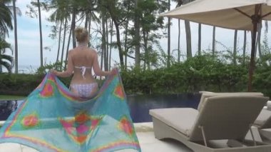 Kameranın ince kadın bikini yüzme havuzu tropikal üzerinde gidiş resort Bali Endonezya taşır
