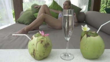 Genç ince kadın tropikal tatil palmiye ağaçları altında bir dinlenme vardır