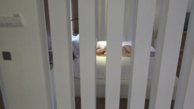 Yatak odası bir yatakta uyuyan genç ince kadın hakkında üzerinde kamera taşır