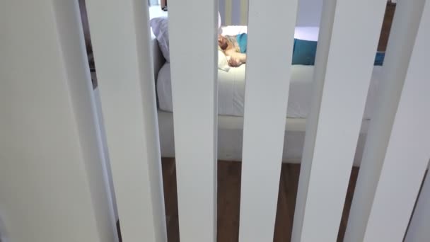 Caméra Déplace Sur Les Chambres Coucher Sur Jeune Femme Mince — Video