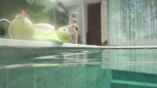 Jeune Femme Mince Aux Cheveux Longs Repose Dans Piscine Boit — Video