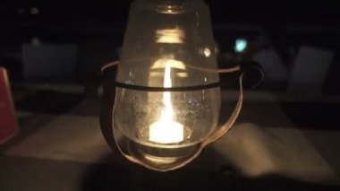 Mumlar sokak restoran sahil üzerinde bir tablo üzerinde bir cam kap rüzgar sallıyor