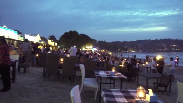 발리, 인도네시아 10 월 2016:레스토랑과 해변에서 휴식을 관광객. 발리 의 짐바란 해변 레스토랑. 야간 시간입니다. 완벽한 바다 음식으로 유명한 짐바란 해변 — 비디오