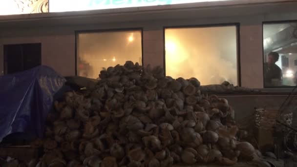 BALI, INDONESIA LOKAKUU 2016: Kookospähkinöiden kuorta käytetään merenelävien ravintolan keittiössä ruoanlaittoon — kuvapankkivideo