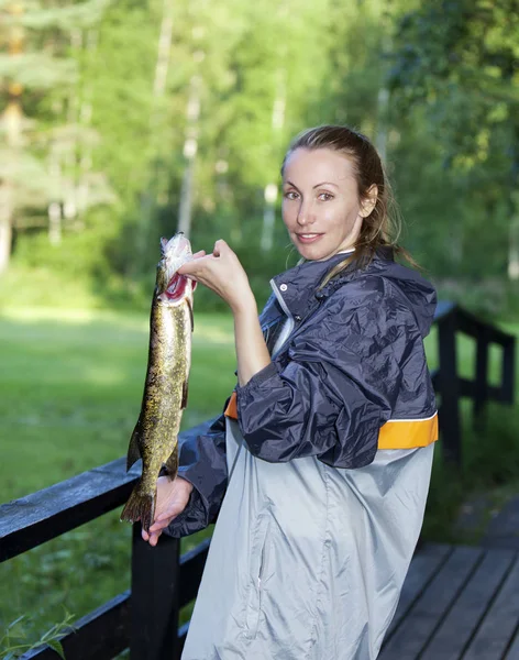 Jonge Vrouw Visser Met Gevangen Snoek — Stockfoto