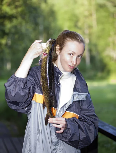 Jonge Vrouw Visser Met Gevangen Snoek — Stockfoto