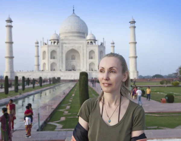 Europékvinna Turisten Bakgrunden Taj Mahal — Stockfoto